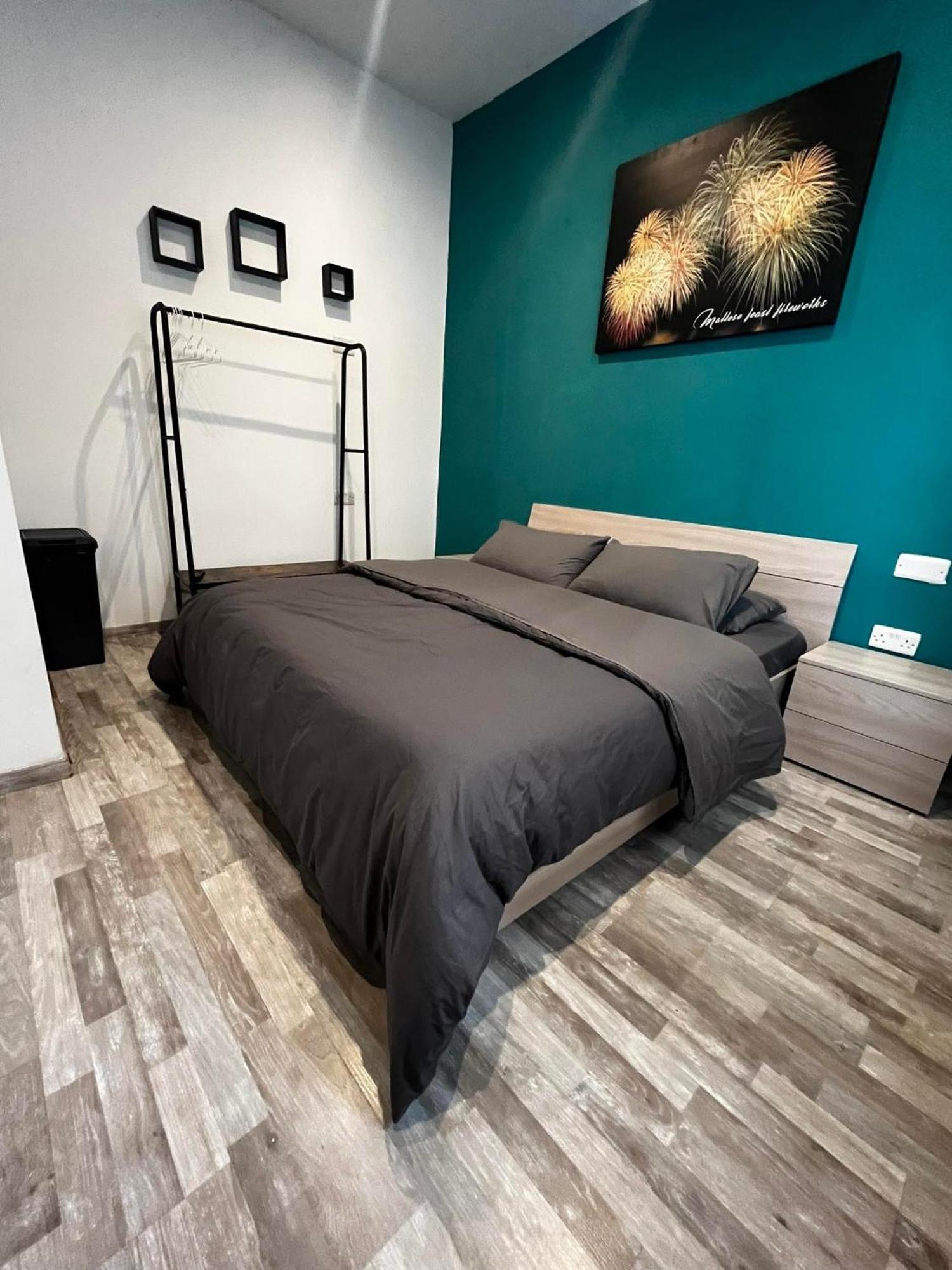 Bookarest Hostel Malta St. Julian's Zewnętrze zdjęcie